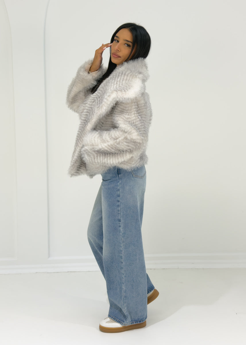 Kunstfelljacke mit weitem Kragen