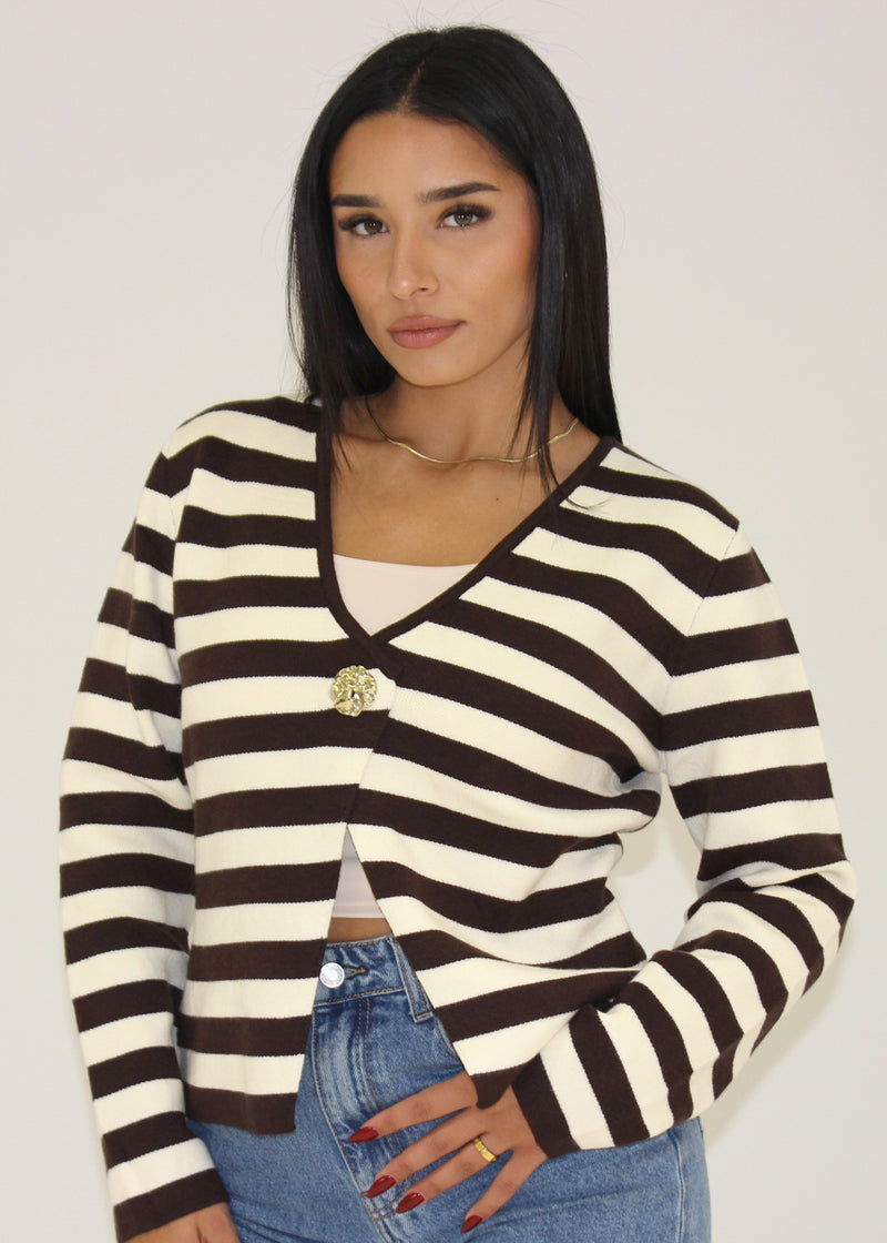 Gestreiftes Oberteil mit Zierknopf