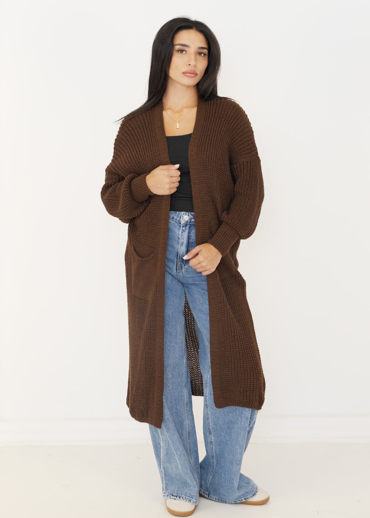 Brauner Oversize-Grobstrick-Cardigan in Midi-Länge mit aufgesetzten Taschen