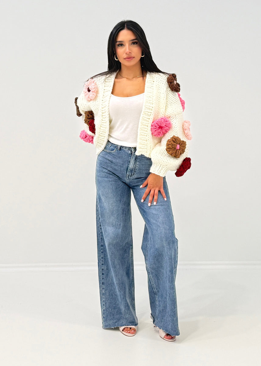 Strickjacke mit Häkelblumen