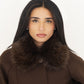 Nahaufnahme der Jacke mit Fellkragen in Braun, Old-Money-Look mit Perlenohrringen