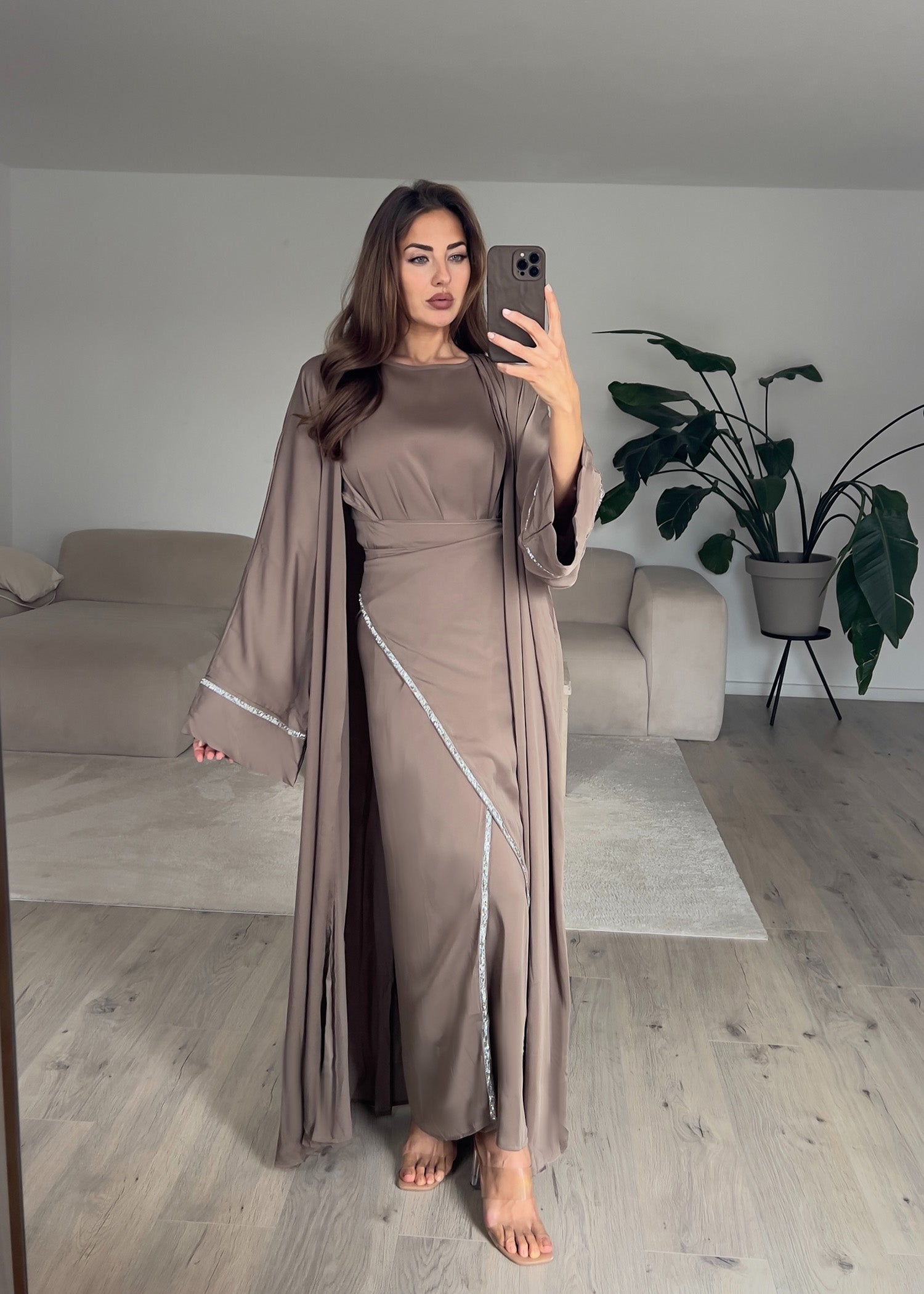 Modell trägt ein zweiteiliges Kaftankleid in Taupe mit Wickelrock und lockerem Oberteil – stilvoll und elegant kombiniert