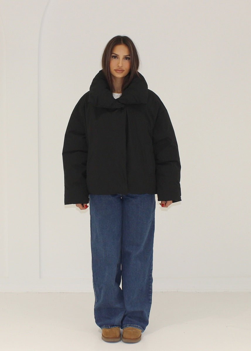 Kurze Jacke mit hohem Kragen - NAHA