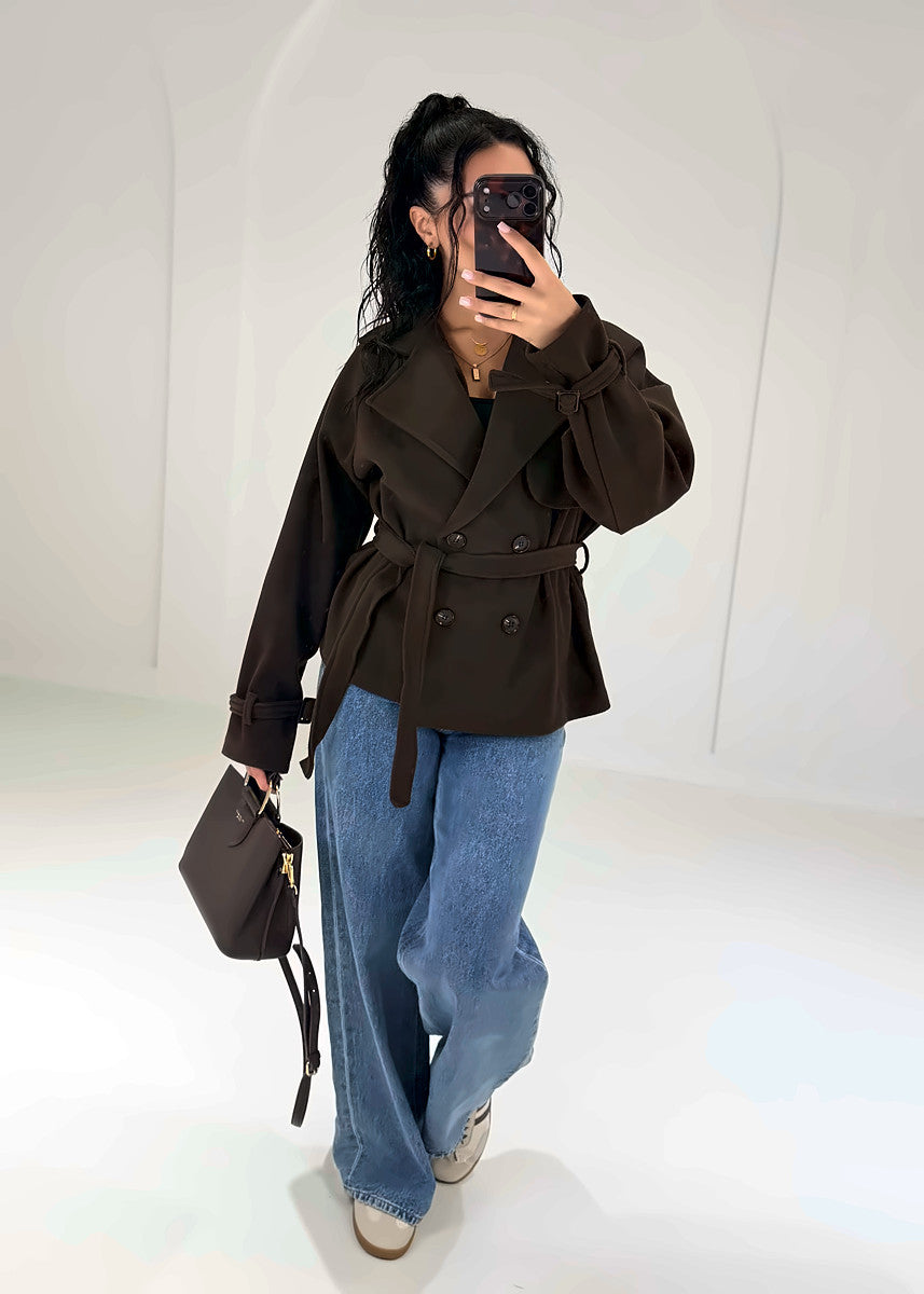 Kurze Trenchjacke in Schokobraun mit gebundenem Gürtel, ganze Figur