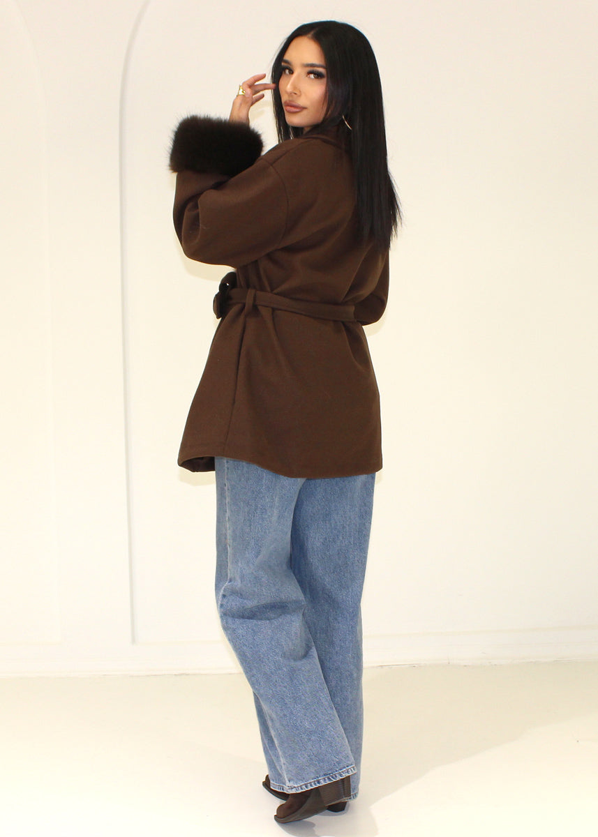 Kurzer Mantel mit Kunstfellmanschetten