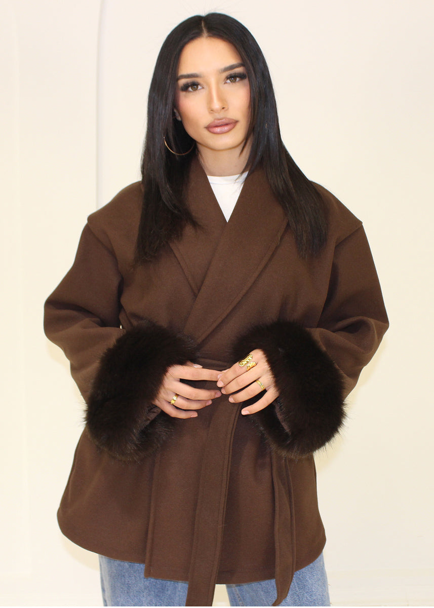 Kurzer Mantel mit Kunstfellmanschetten