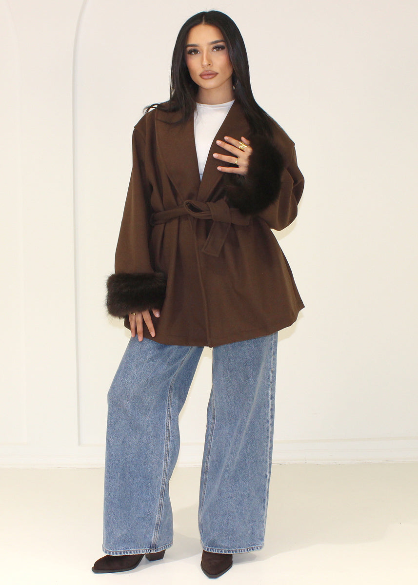 Kurzer Mantel mit Kunstfellmanschetten