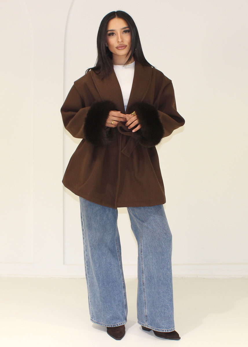 Kurzer Mantel mit Kunstfellmanschetten
