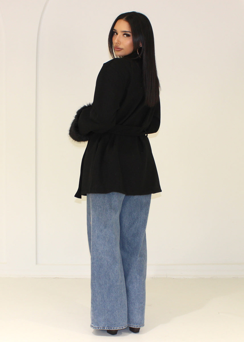 Kurzer Mantel mit Kunstfellmanschetten