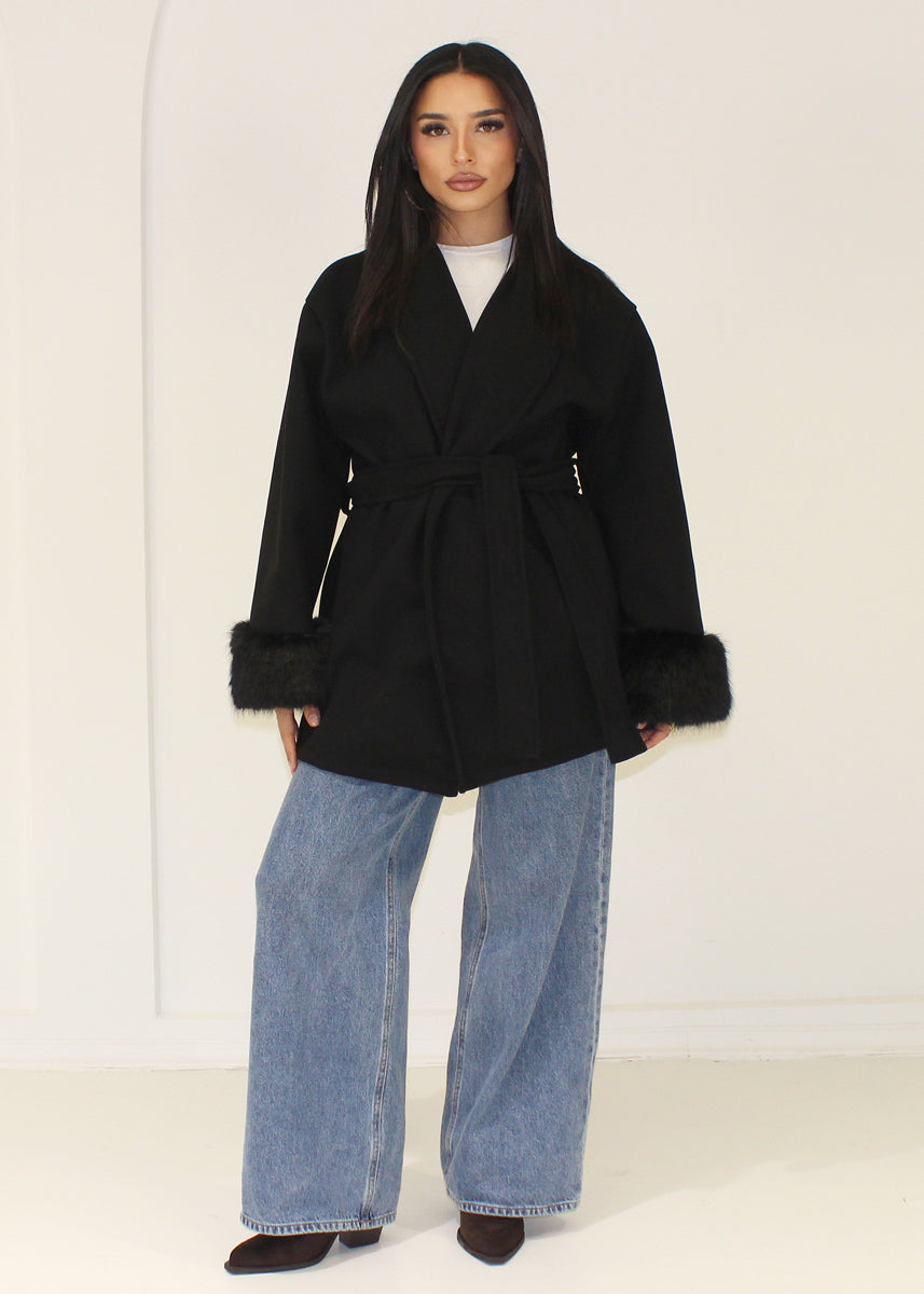 Kurzer Mantel mit Kunstfellmanschetten