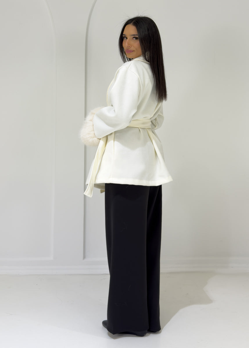 Kurzer Mantel mit Kunstfellmanschetten