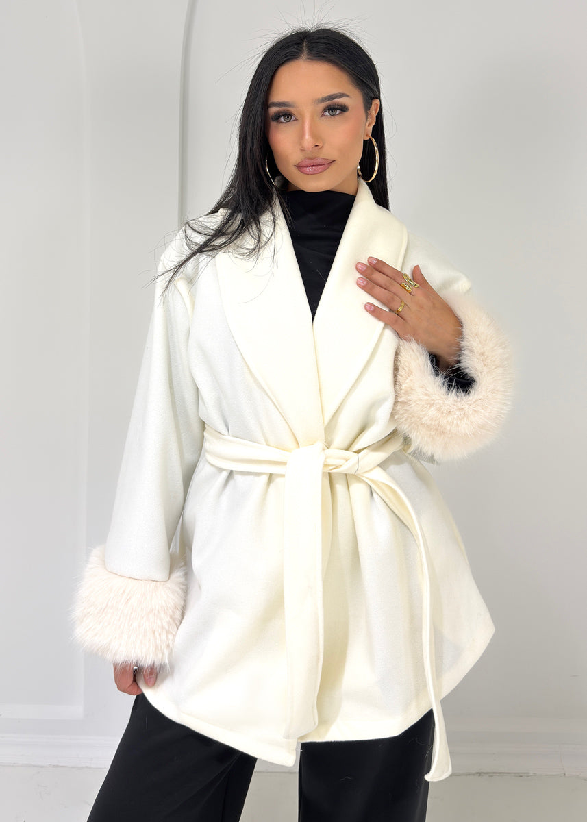 Kurzer Mantel mit Kunstfellmanschetten