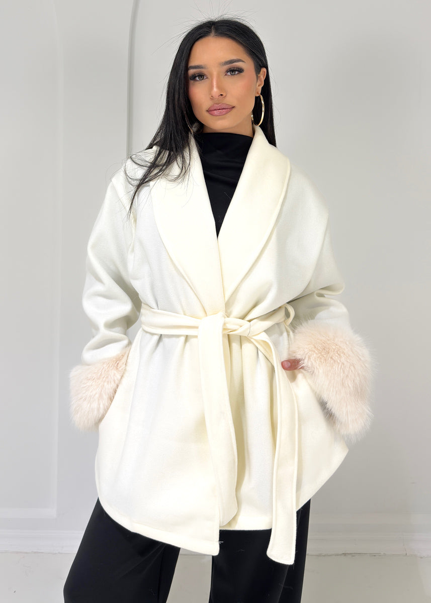 Kurzer Mantel mit Kunstfellmanschetten