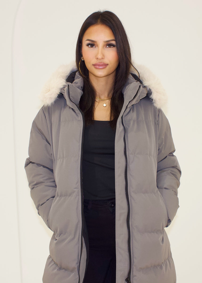 Langer Winterparka mit Fellkapuze