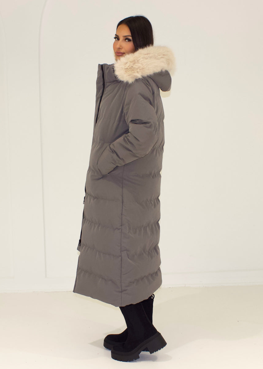 Langer Winterparka mit Fellkapuze