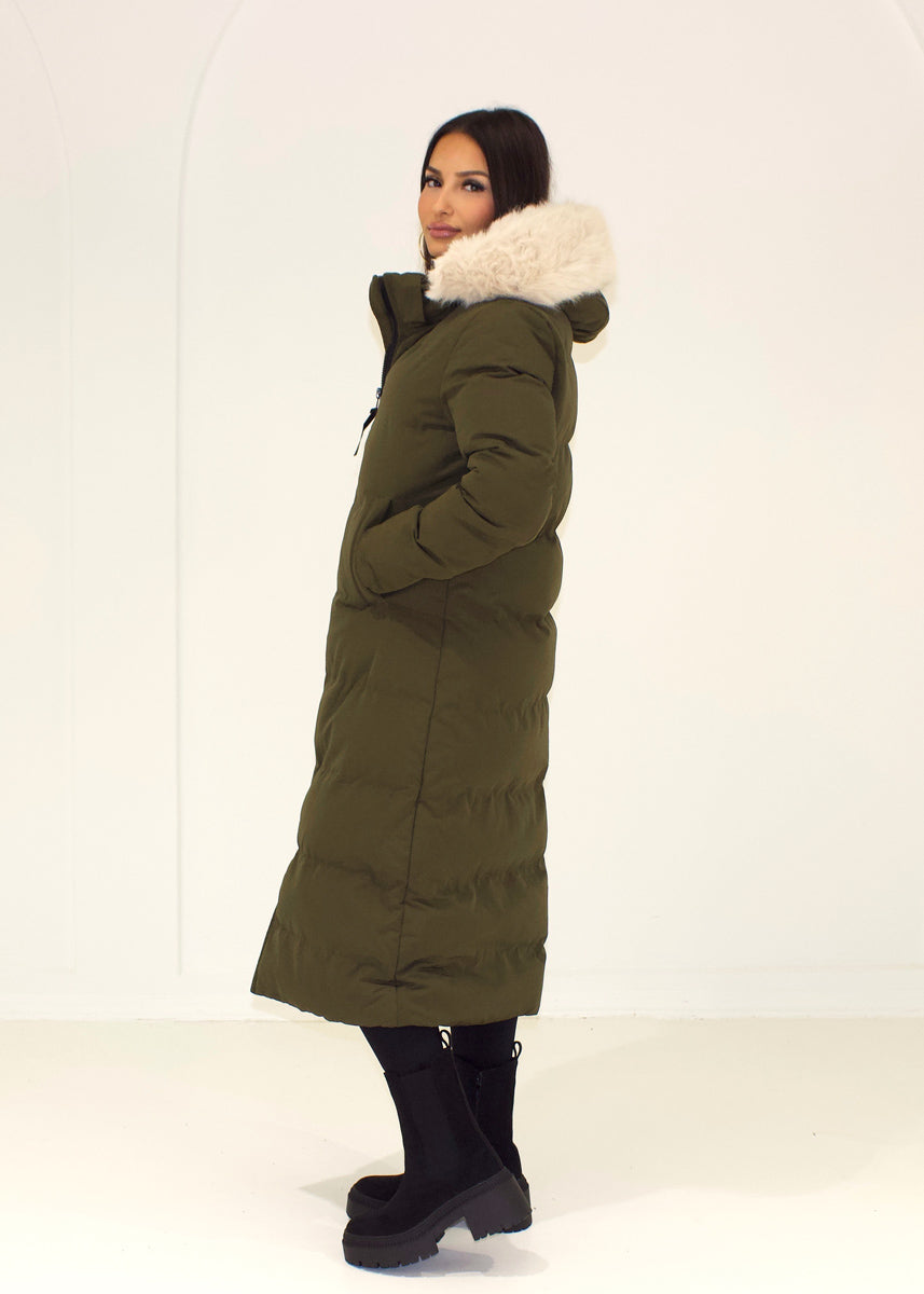 Langer Winterparka mit Fellkapuze