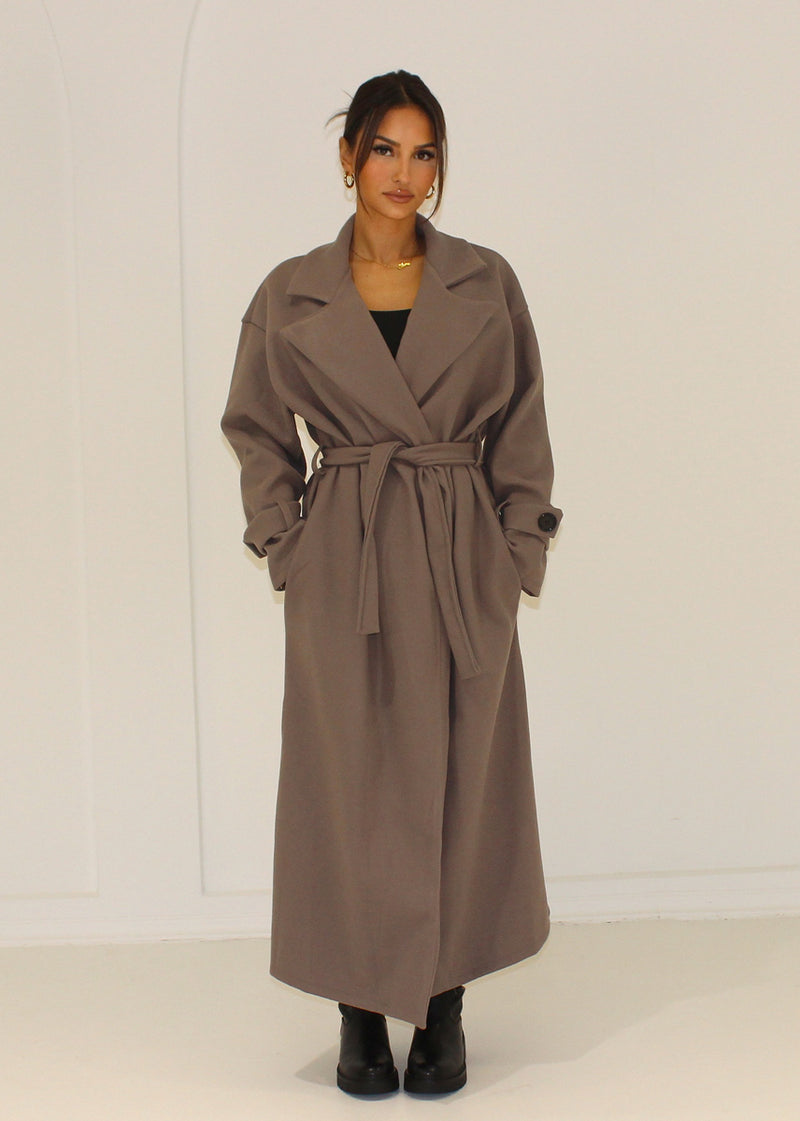 Langer Mantel mit Gürtel