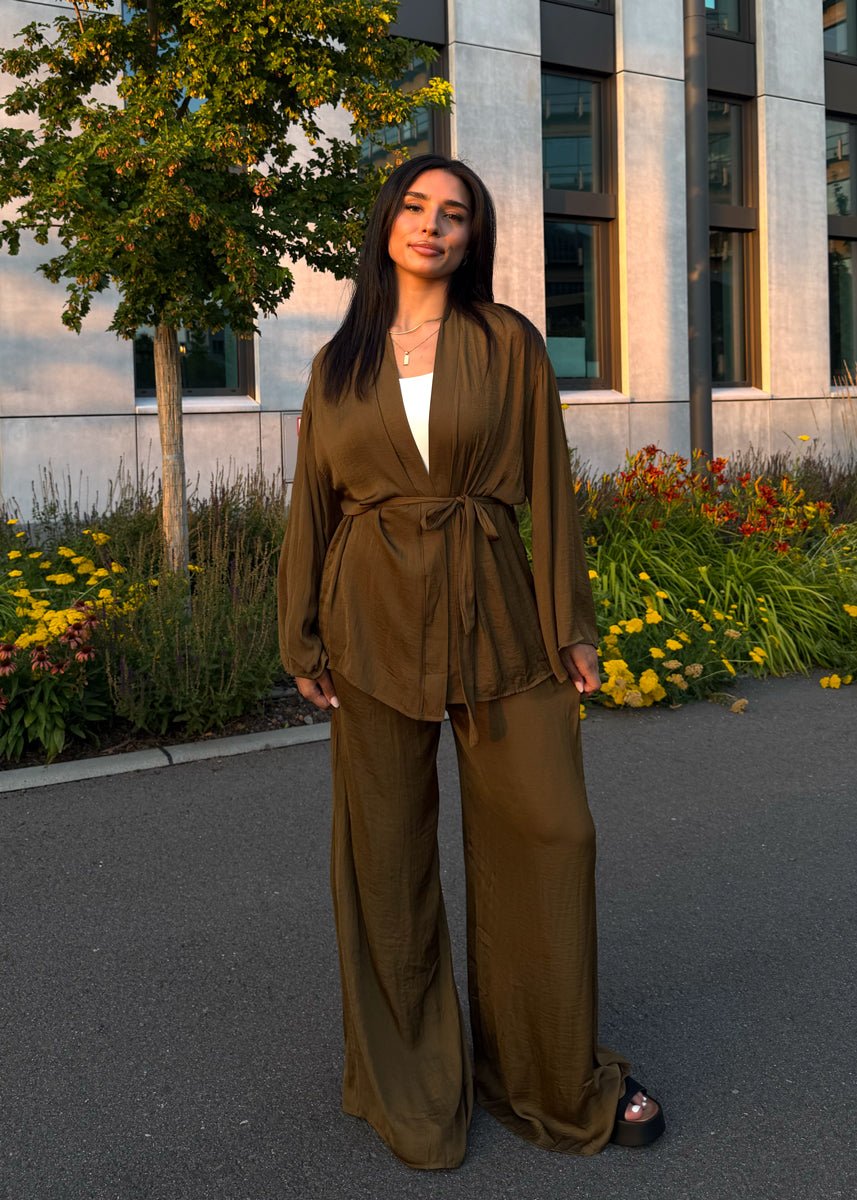 Luftiges Satin-Set in Braun - NAHA