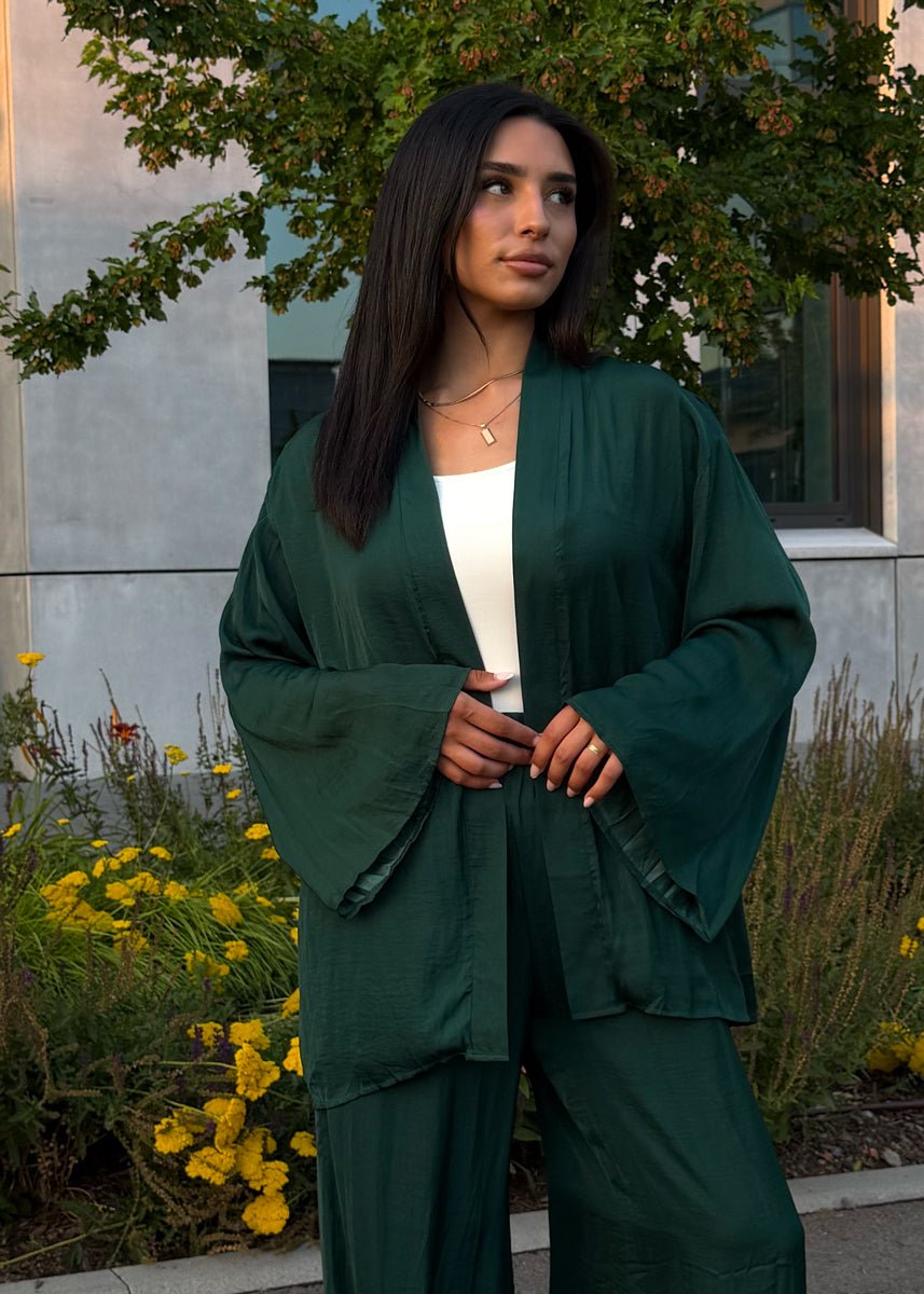 Luftiges Satin-Set in Dunkelgrün - NAHA