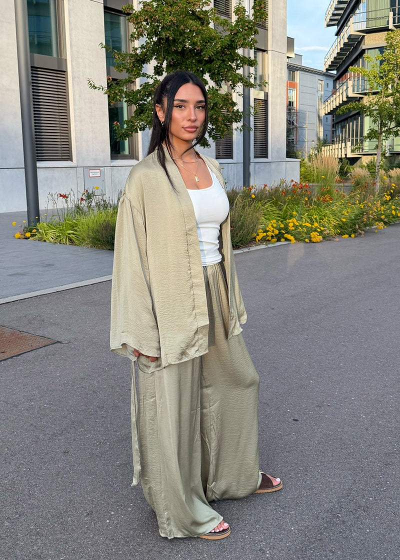 Luftiges Satin-Set in Salbeigrün - NAHA