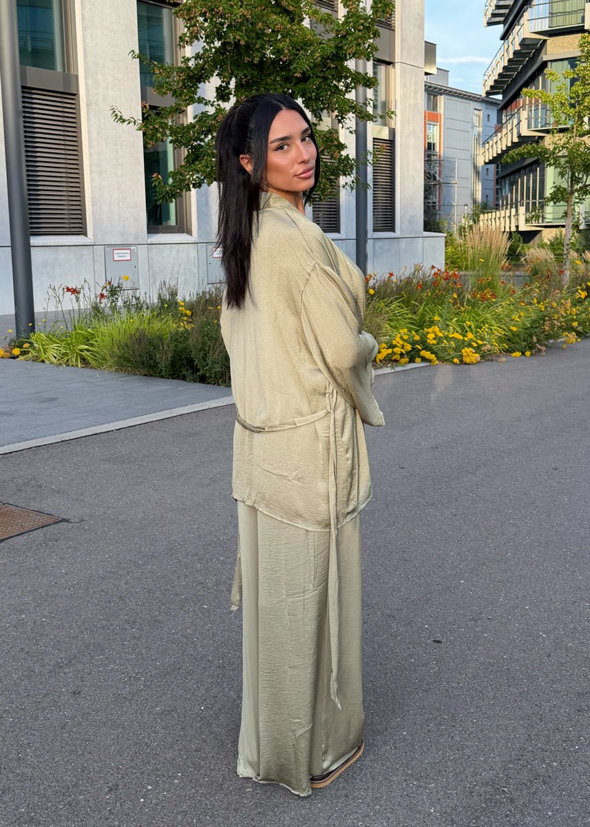 Luftiges Satin-Set in Salbeigrün - NAHA