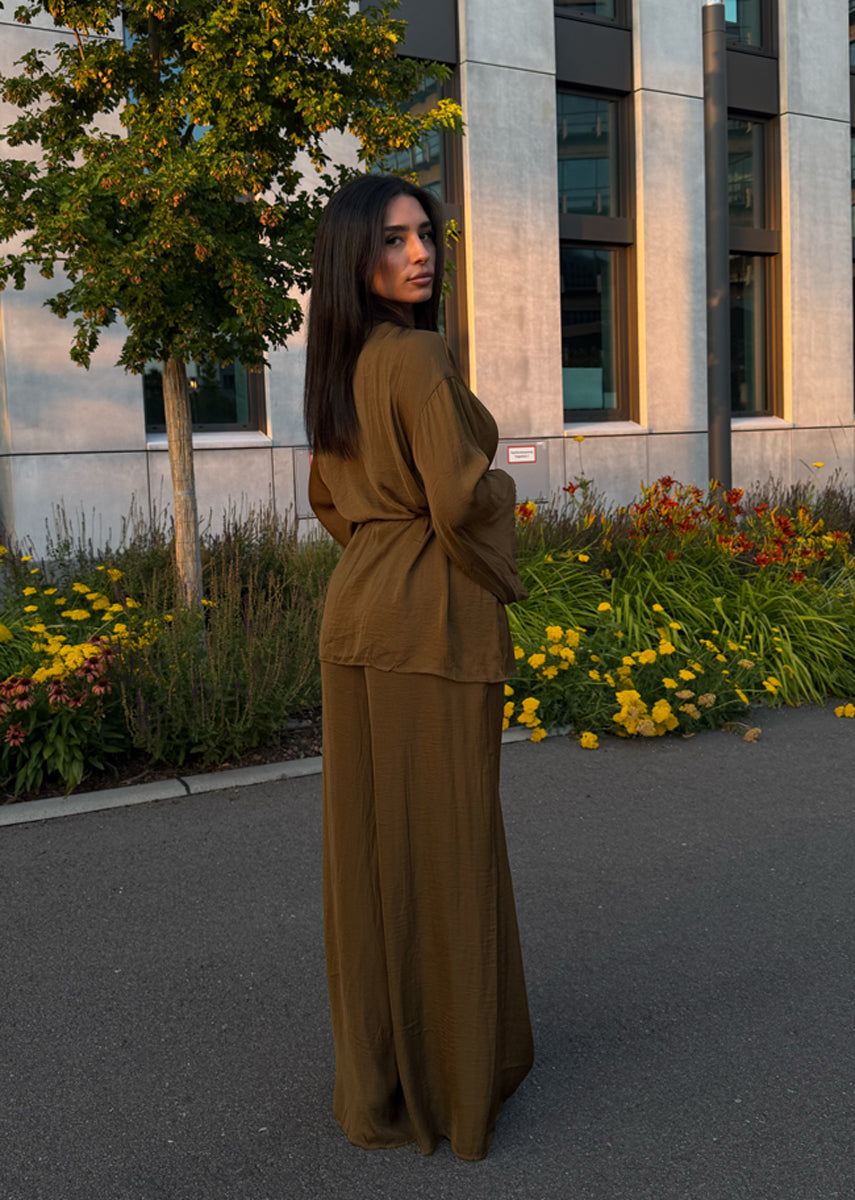 Luftiges Satin-Set in Braun