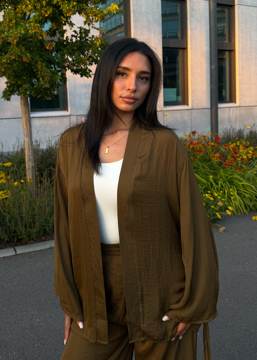 Luftiges Satin-Set in Braun