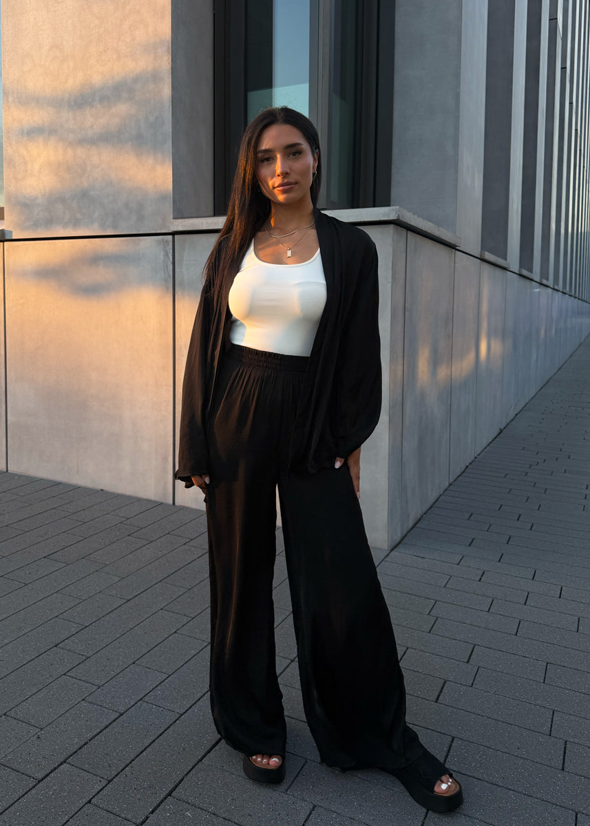 Luftiges Satin-Set in Schwarz