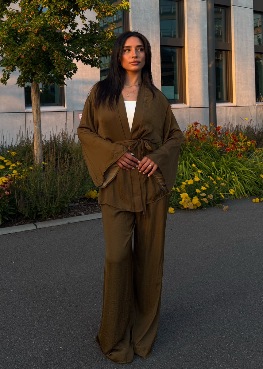 Luftiges Satin-Set in Braun