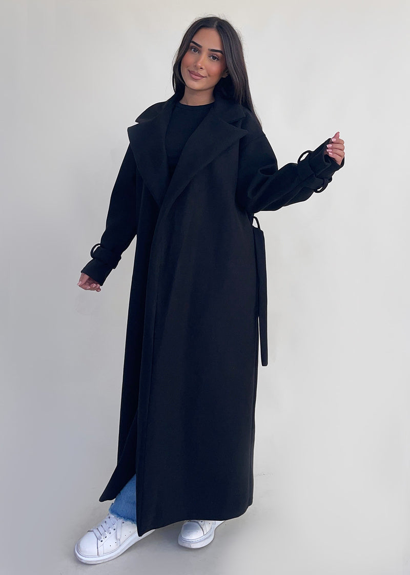 Langer Mantel mit Gürtel