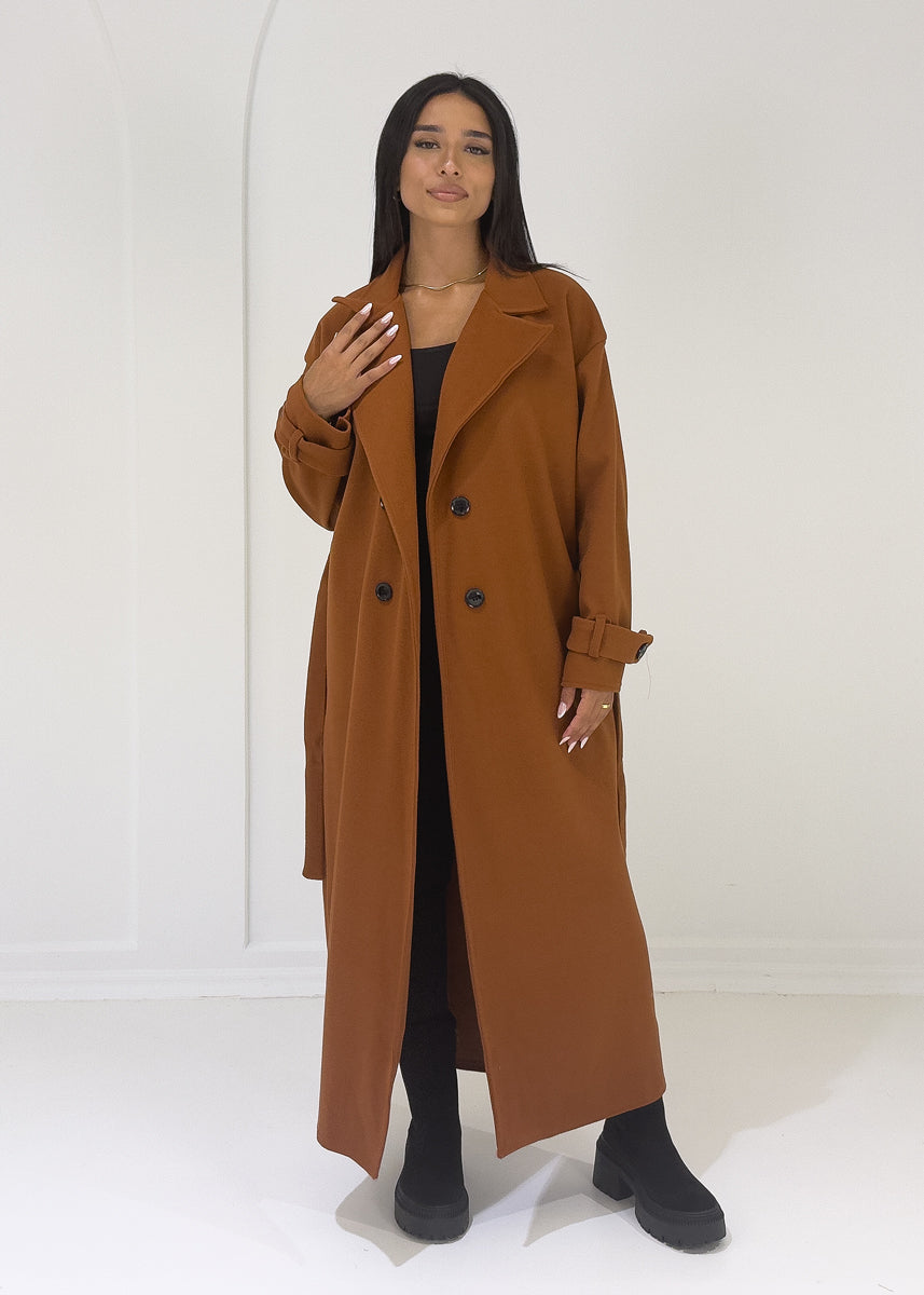 Langer Mantel mit Knöpfen