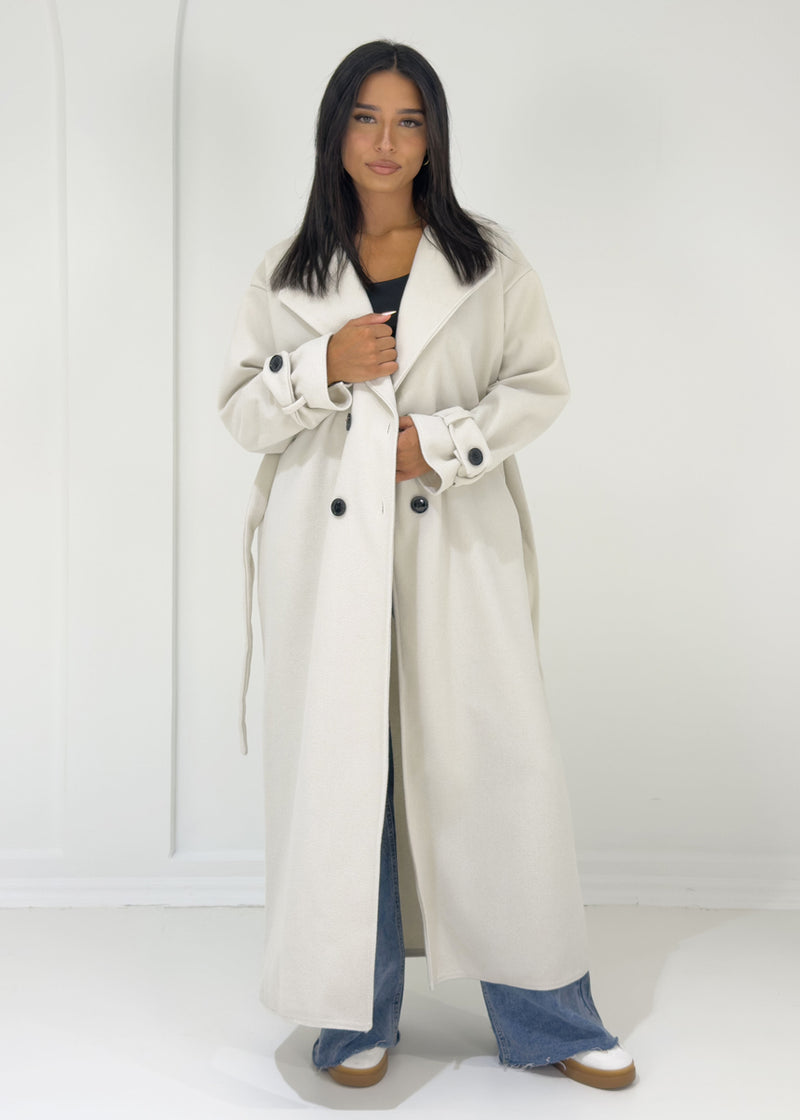 Langer Mantel mit Knöpfen