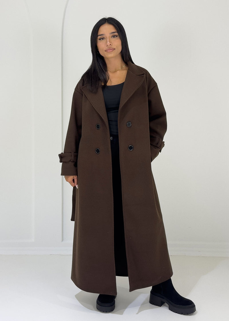 Langer Mantel mit Knöpfen