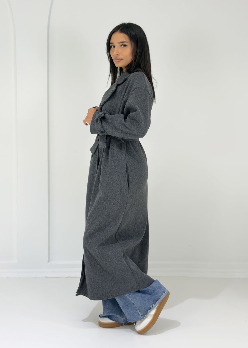 Langer Mantel mit Knöpfen