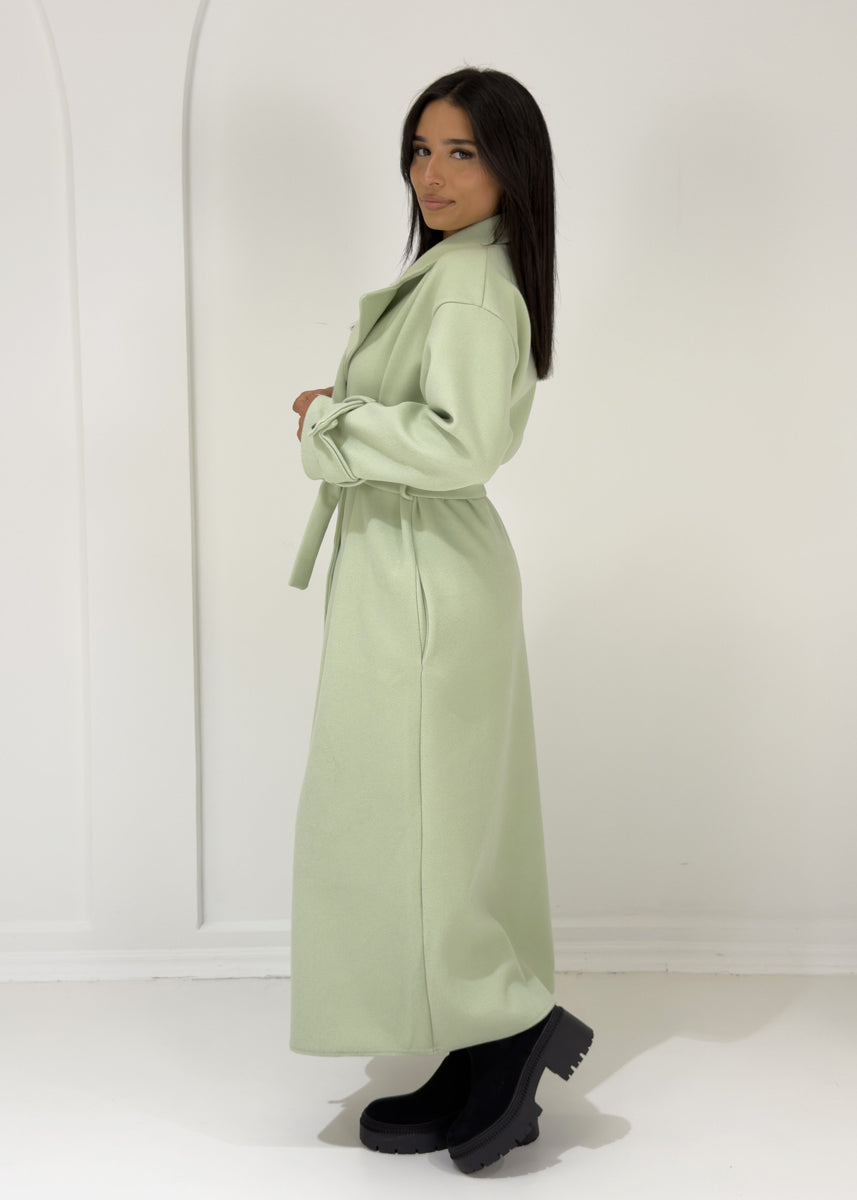 Langer Mantel mit Knöpfen