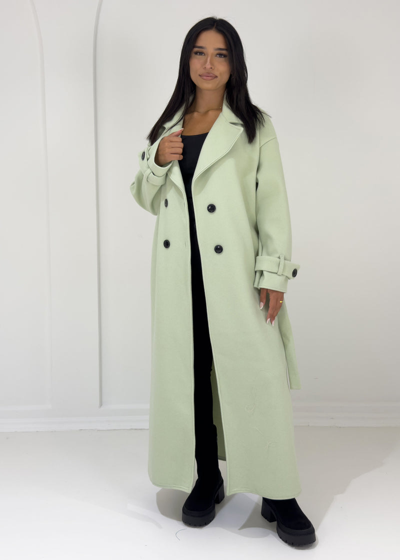 Langer Mantel mit Knöpfen