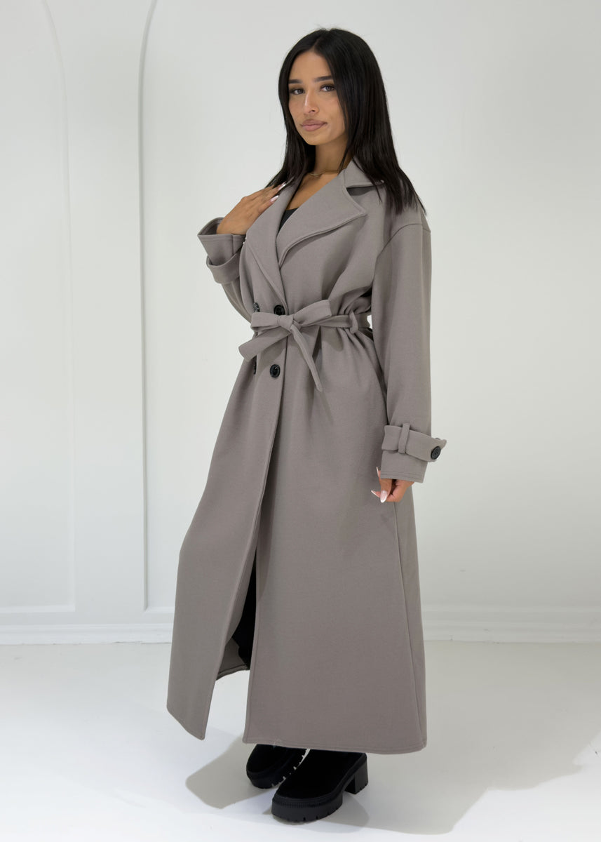 Langer Mantel mit Knöpfen