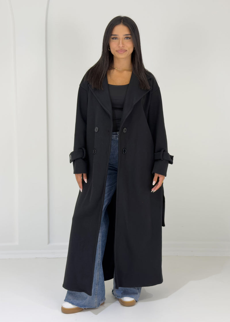 Langer Mantel mit Knöpfen