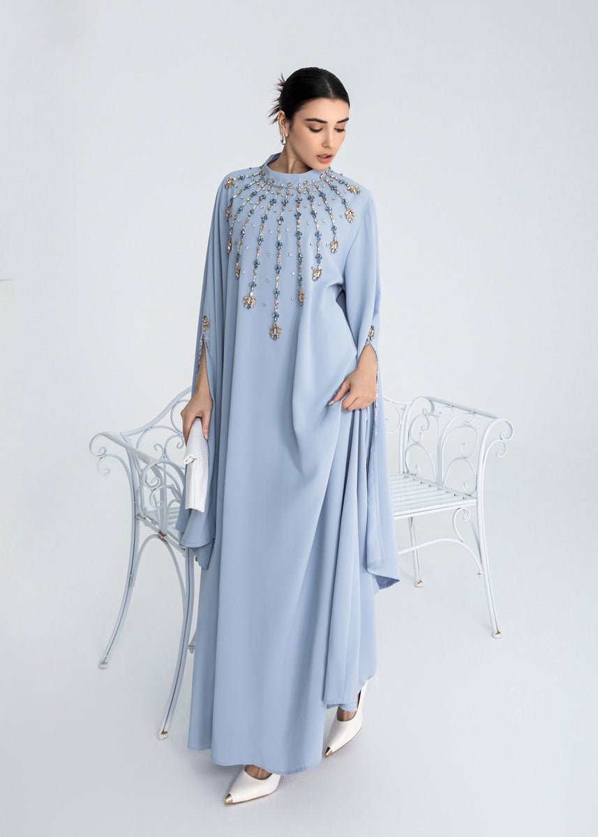 Maxikleid mit Perlenstickerei und Cape-Ärmeln - NAHA