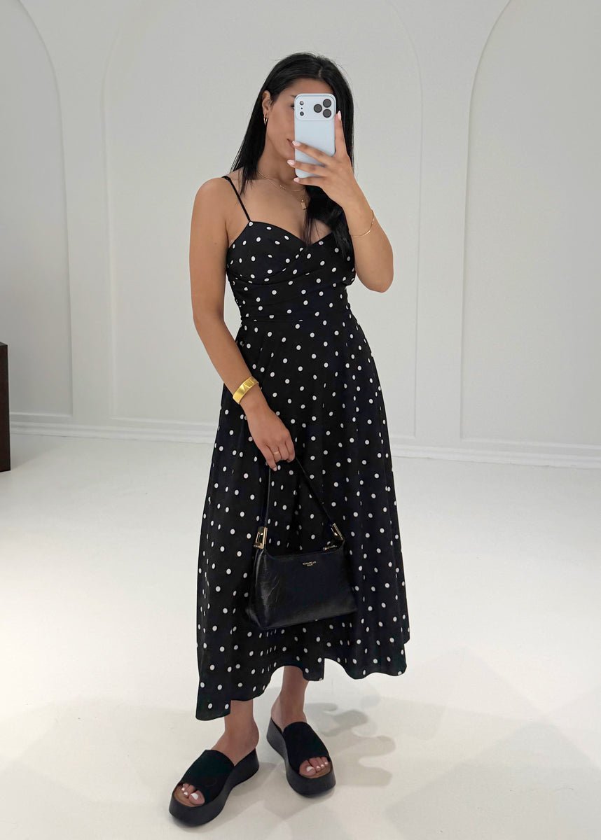 Midikleid mit Punkten & Spaghettiträgern – Schwarz - NAHA
