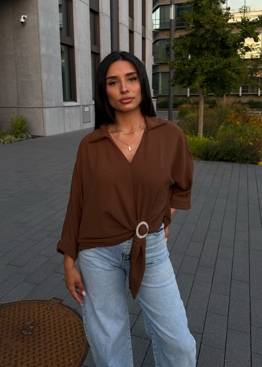 Oversize-Bluse mit Schmuckring-Detail Braun