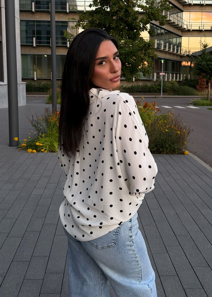 Oversize-Bluse mit Polka Dots & Schmuckring Weiß - NAHA