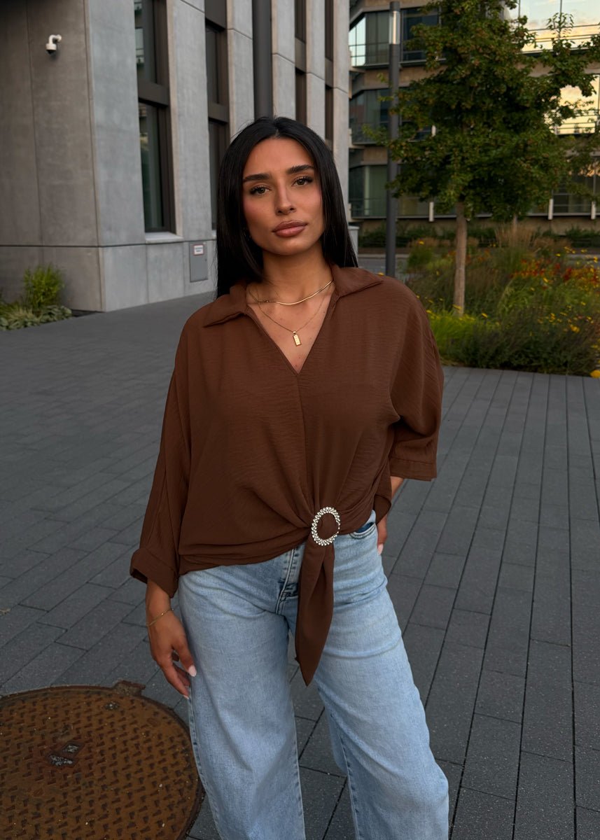 Oversize-Bluse mit Schmuckring-Detail Braun - NAHA