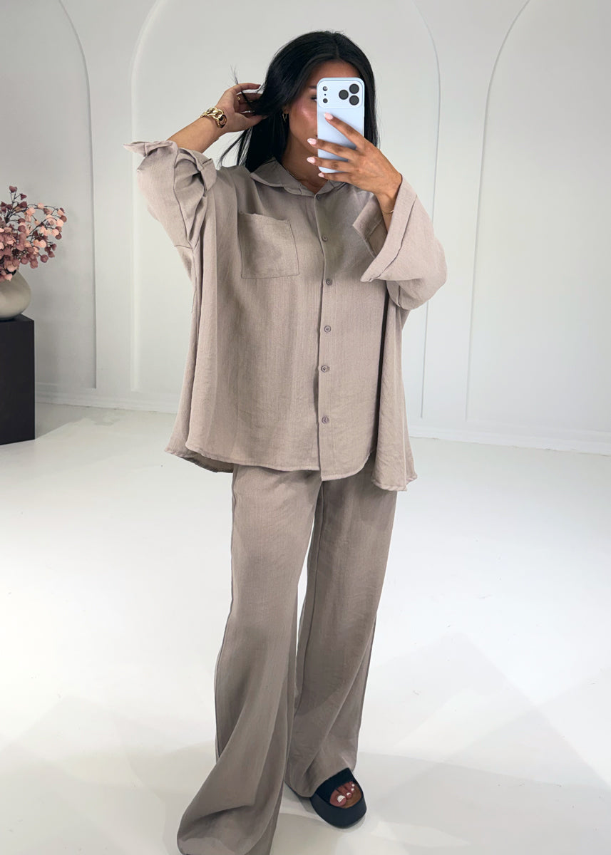 Weites Set aus Hemd und Hose Taupe