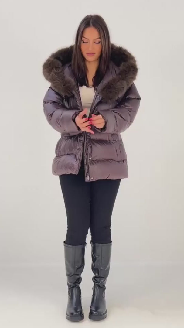 Damen Winterjacke: glänzende Steppjacke in Mauve mit Fellkapuze und Taillengürtel, kombiniert mit schwarzen Stiefeln – NAHA
