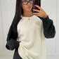 Nahaufnahme: Raglan-Sweatshirt in Creme mit schwarzen Ärmeln und Rundhals