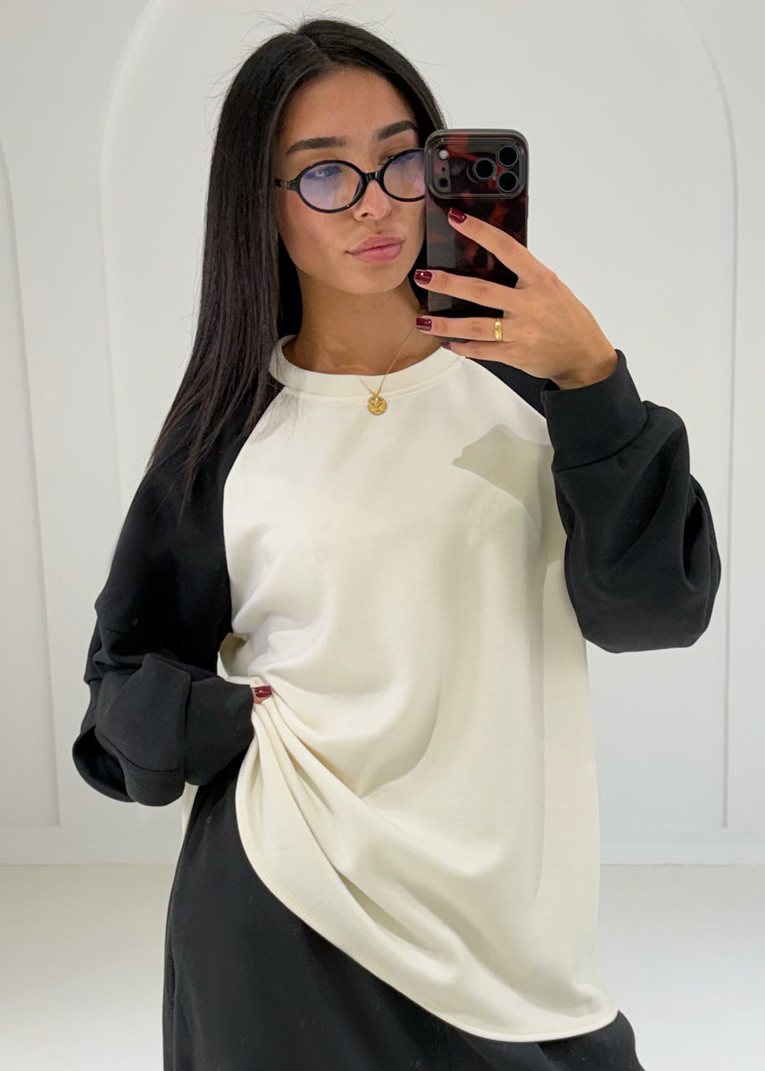 Nahaufnahme: Raglan-Sweatshirt in Creme mit schwarzen Ärmeln und Rundhals