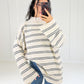 Cremefarbener Strickpullover mit schwarzen Doppelstreifen, Vorderansicht