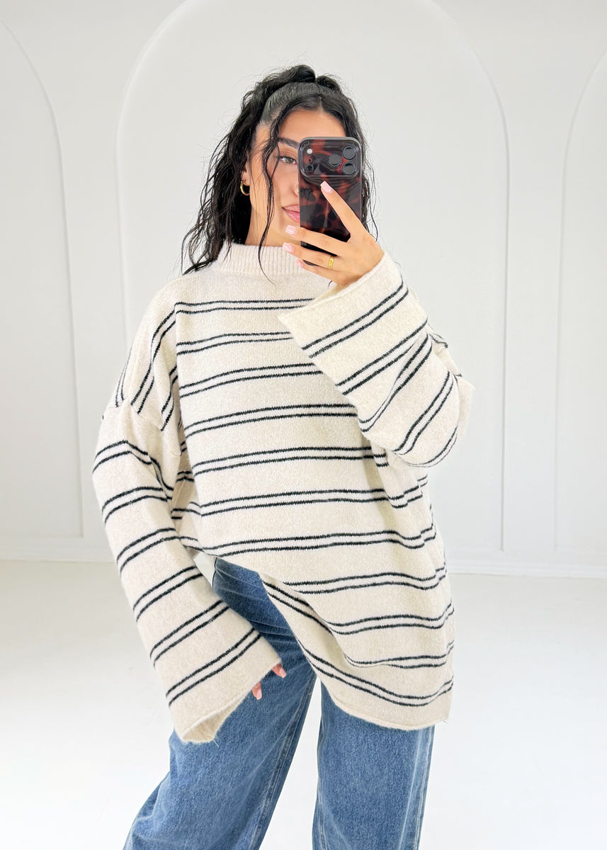 Cremefarbener Strickpullover mit schwarzen Doppelstreifen, Vorderansicht