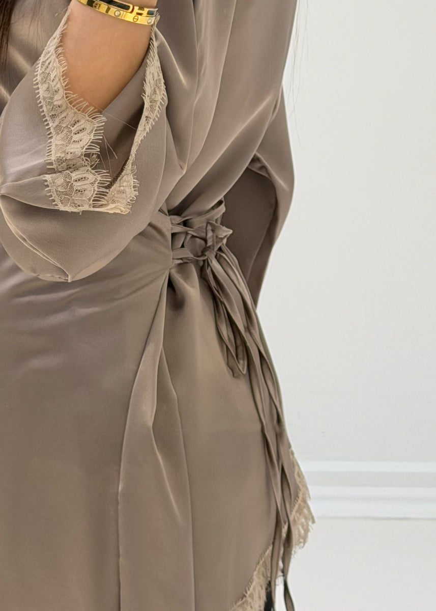 Satinbluse mit Spitze & Bindeband